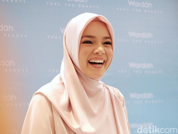 Dewi Sandra Ikon Modest Fashion Indonesia
