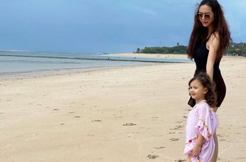 Aura Kasih Dari Bandung ke Panggung Hiburan