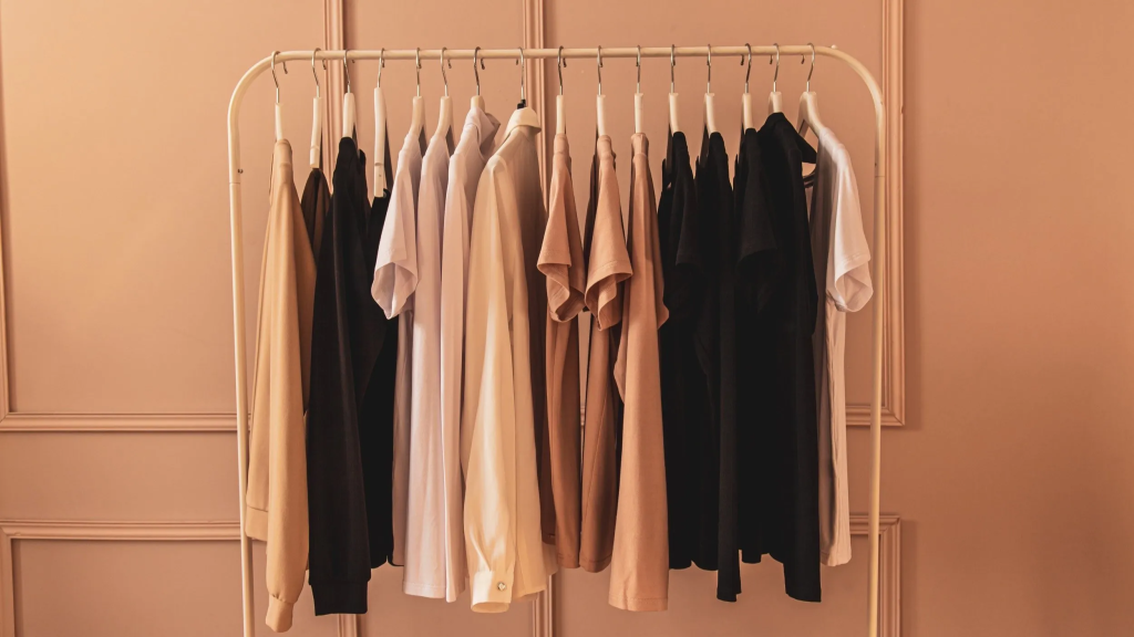 Slow Fashion & Capsule Wardrobe 2025: Gaya Minimalis Berkelanjutan untuk Gen Z