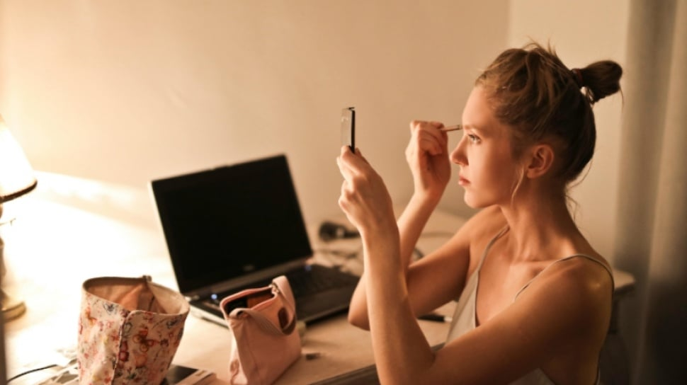 Tips Makeup Glowy Natural 2026: 15 Menit