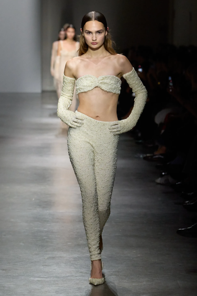 10 Tren Fashion Januari 2026: Opera Gloves & Puffer