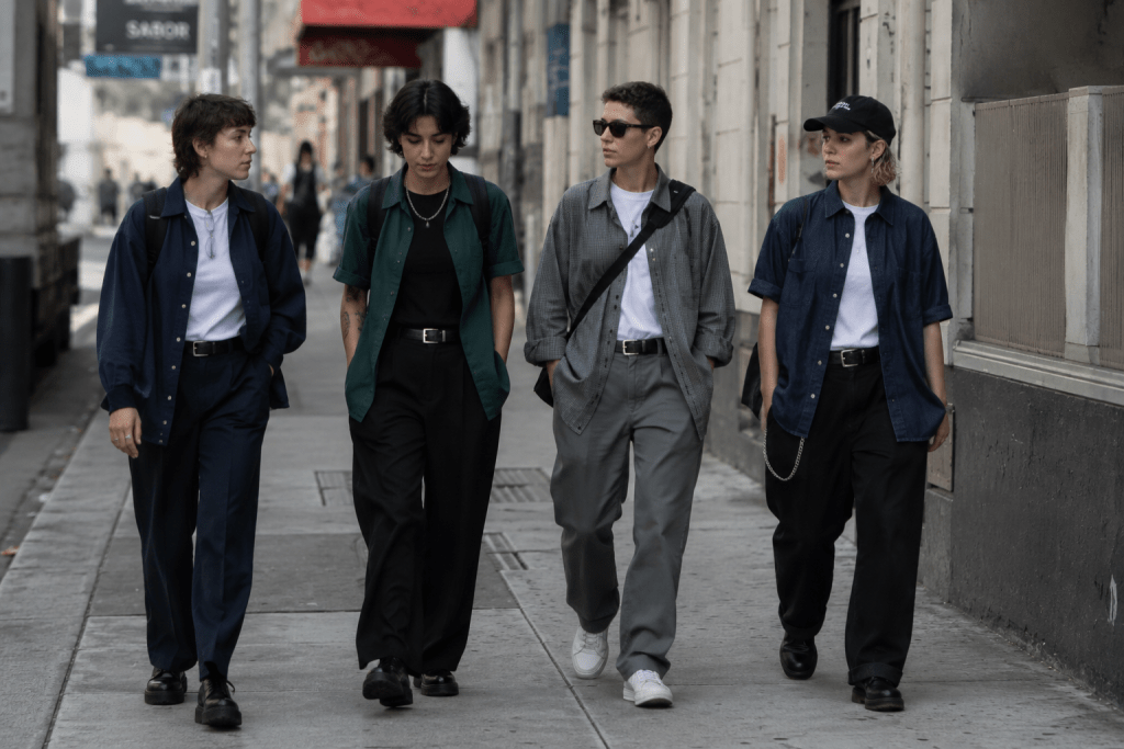 Bukan Maskulin, Tomboy Chic 2026 Justru Bikin Outfitmu Makin Kece